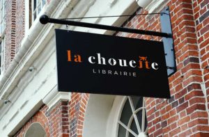Création du logo et déclinaisons de l'identité visuelle sur enseigne murale pour La Chouette, librairie